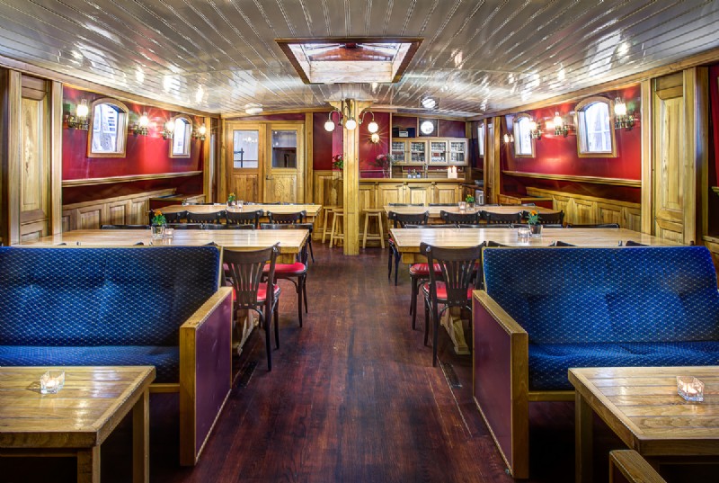 De prachtige salon met bar en lounge