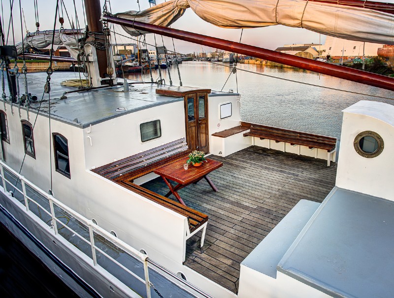 Het comfortabele terras aan dek
